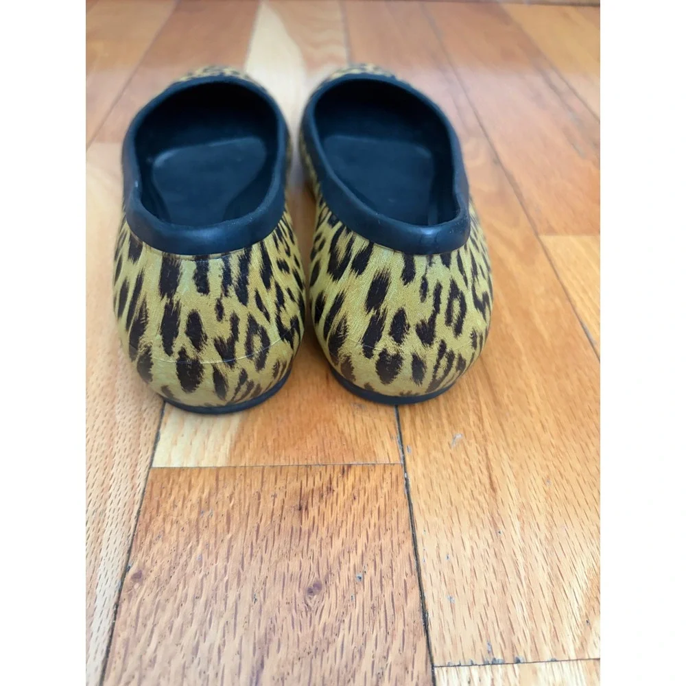Crocs Lina Ballet Flats in a leopard‎ print pattern size 7